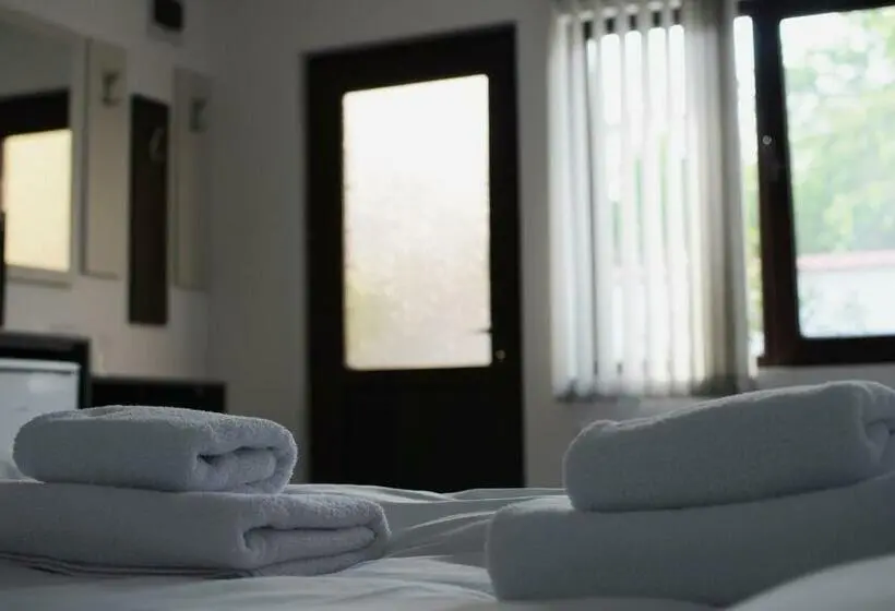 سوییت با چشم‌انداز باغ, Guest House Dar