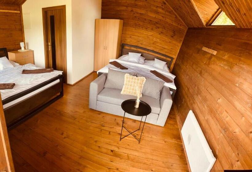 بنجلو قياسى, Penzion Tadeášovy Domky