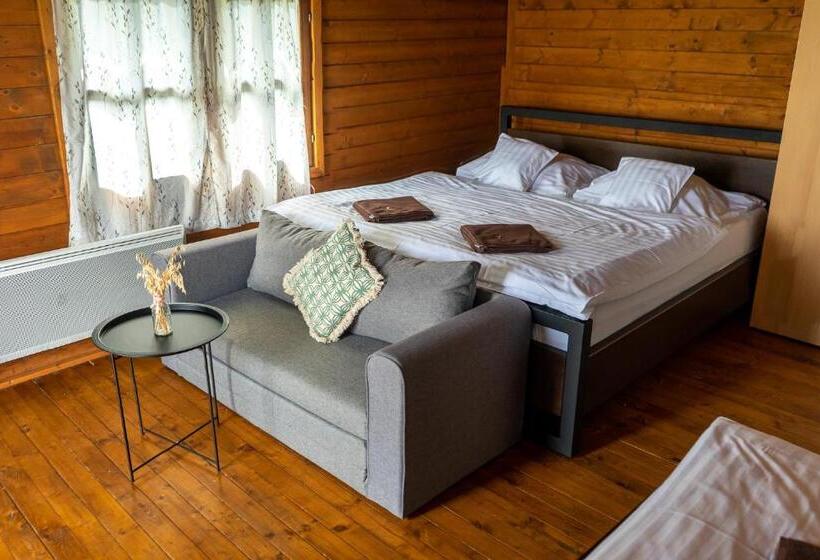 بنجلو قياسى, Penzion Tadeášovy Domky