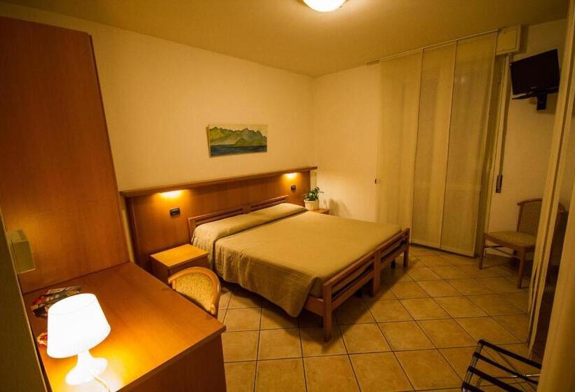 חדר סטנדרט עם טרסה, Albergo Lario