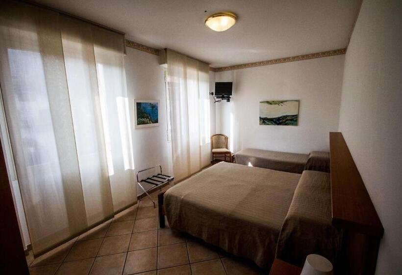 غرفة قياسية ثلاثية, Albergo Lario