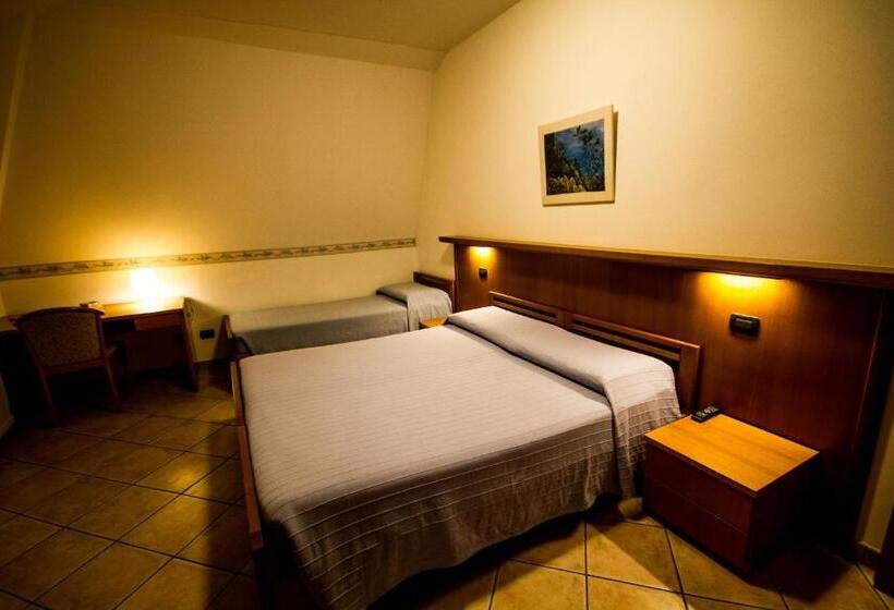 غرفة قياسية ثلاثية, Albergo Lario