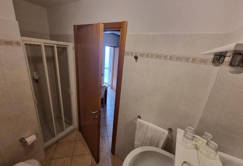 غرفة قياسية رباعية, Albergo Lario