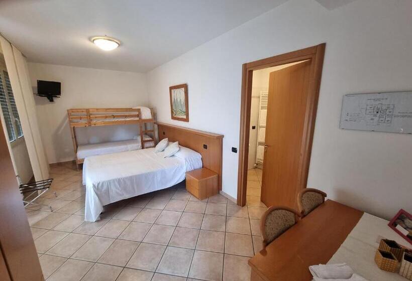 חדר סטנדרט לארבעה, Albergo Lario