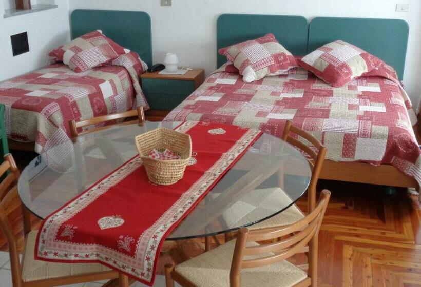 חדר סטנדרט לשלושה עם מרפסת, Mont Gelé