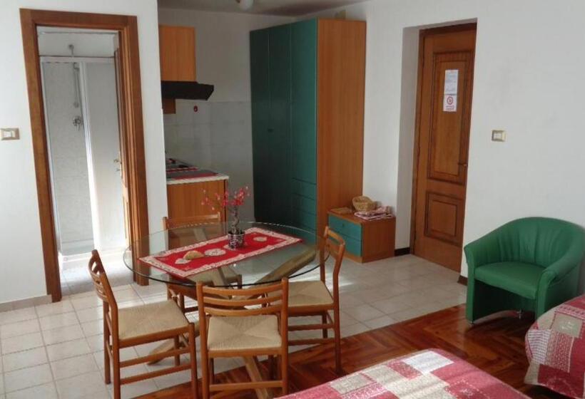 חדר סטנדרט לשלושה עם מרפסת, Mont Gelé