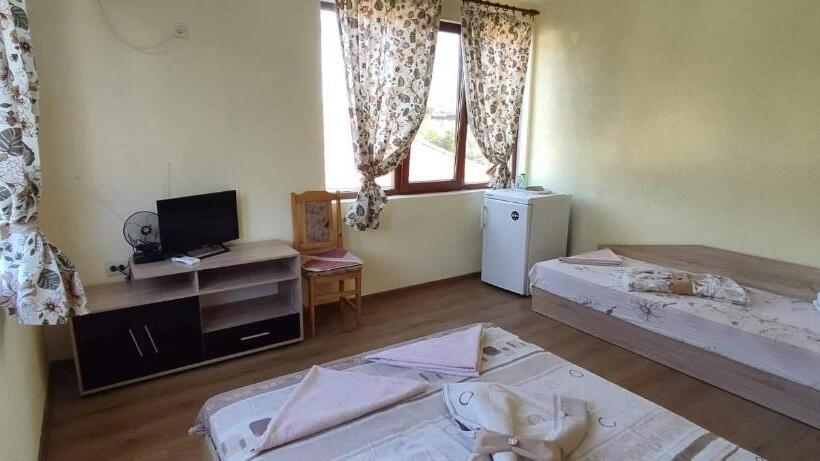 Трехместный Номер Deluxe, Guest House Proynovi