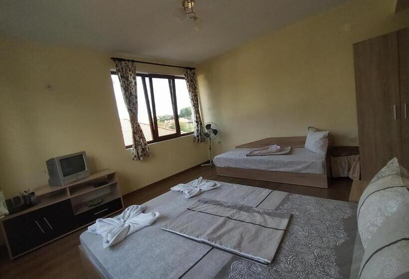 디럭스 트리플 룸, Guest House Proynovi