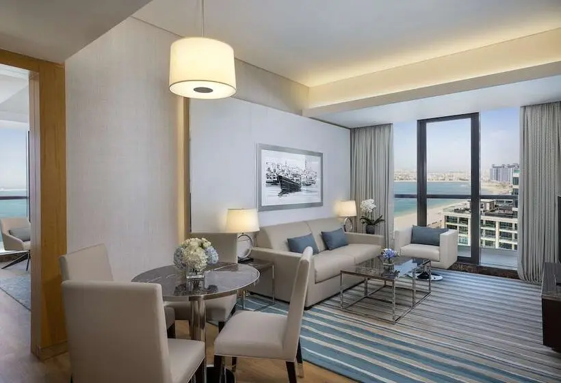 Deluxe Suite Sea View, Hilton Dubai Palm Jumeirah