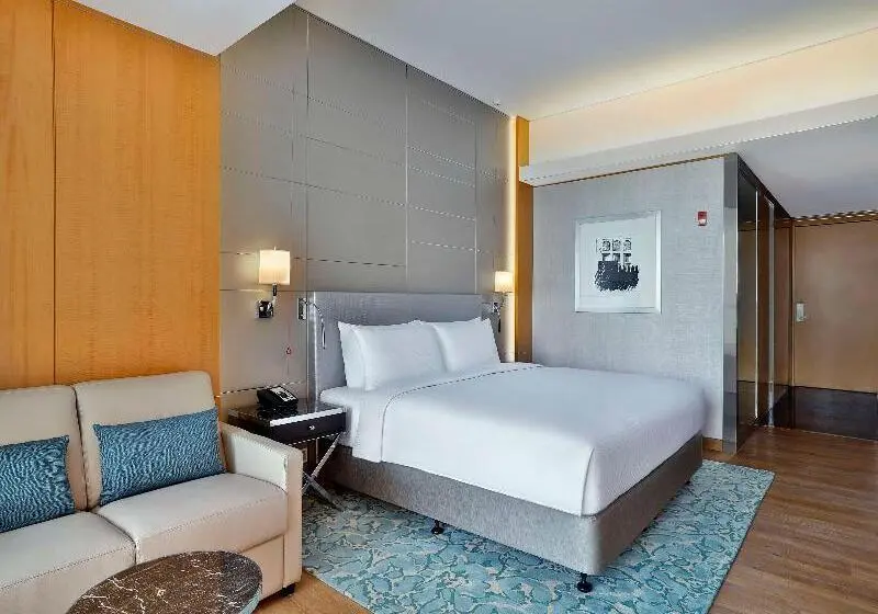 اتاق اجرایی با تخت بزرگ, Hilton Dubai Palm Jumeirah