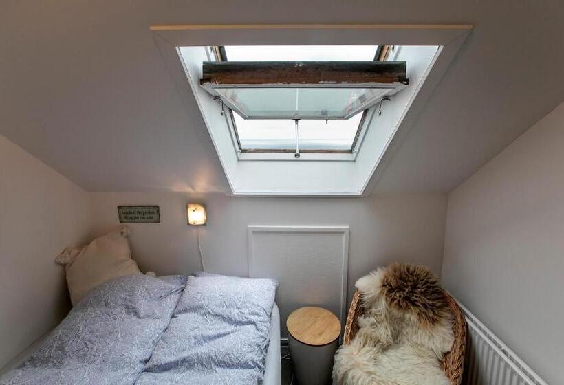 חדר מוזל מקלחת משותפת, Faroeguide