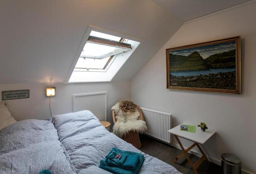 חדר מוזל מקלחת משותפת, Faroeguide