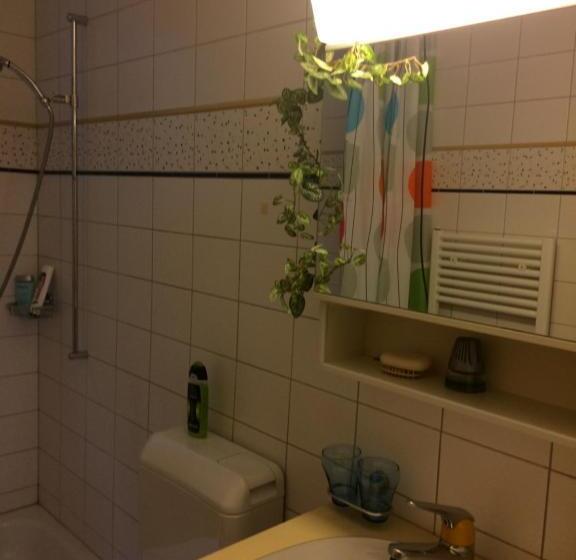 חדר דחוקס עם מיטת קינג, Mona S Sleep & Go