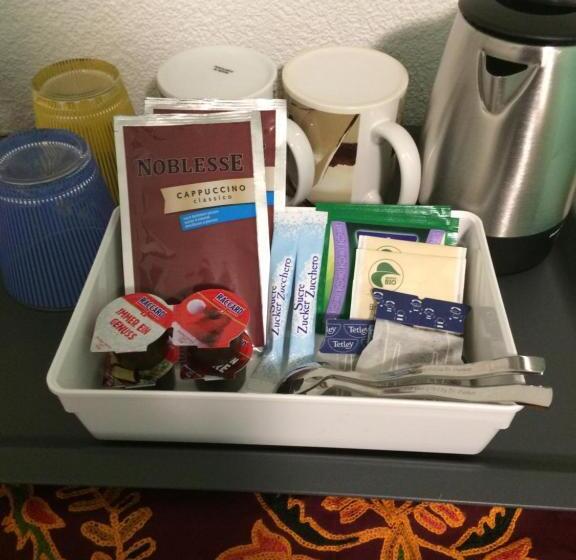 חדר דחוקס עם מיטת קינג, Mona S Sleep & Go