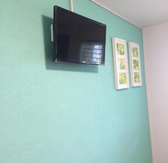 חדר דחוקס עם מיטת קינג, Mona S Sleep & Go