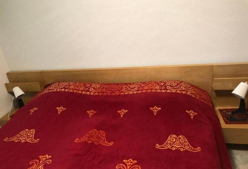 חדר דחוקס עם מיטת קינג, Mona S Sleep & Go