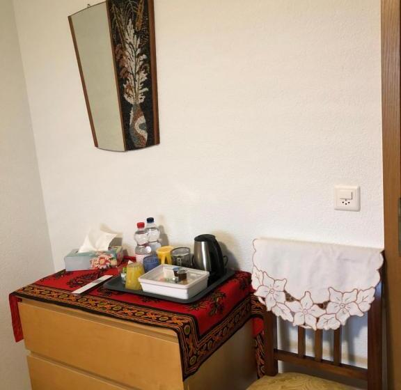 חדר דחוקס עם מיטת קינג, Mona S Sleep & Go