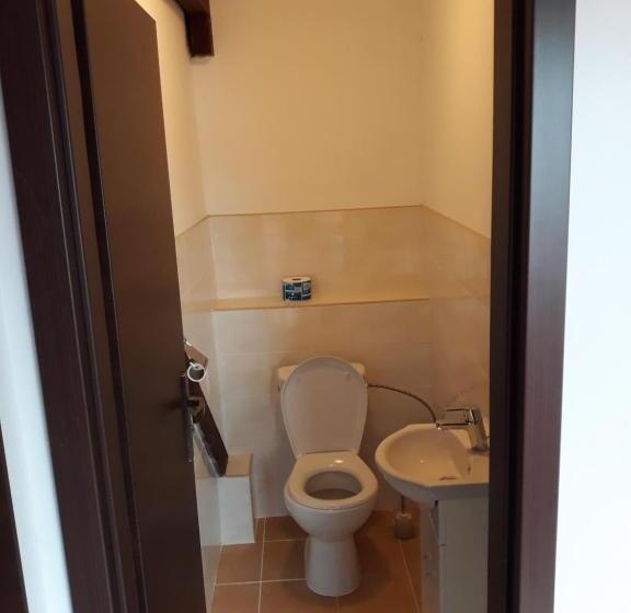 חדר סטנדרט לשלושה, Eden House