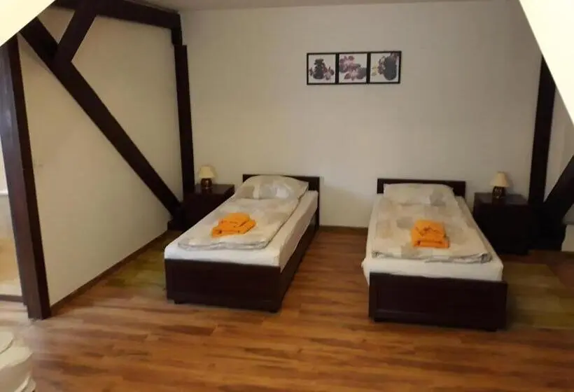 スタンダードトリプルルーム, Eden House