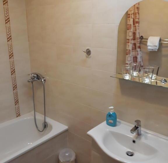 חדר סטנדרט לארבעה, Eden House