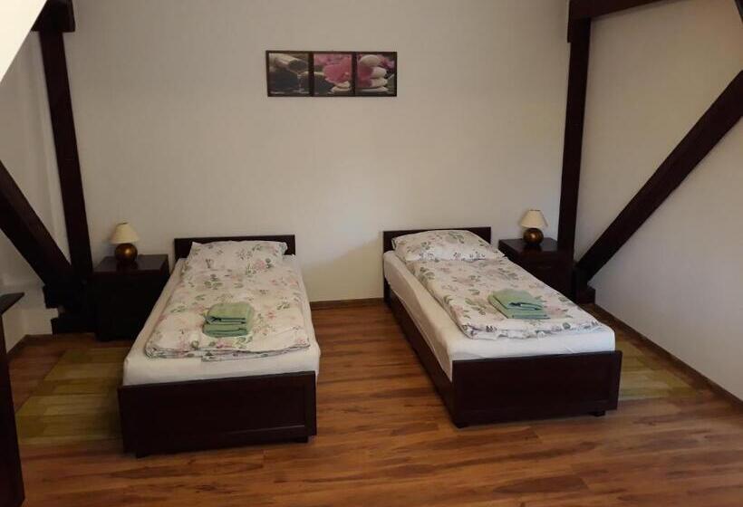 חדר סטנדרט לארבעה, Eden House