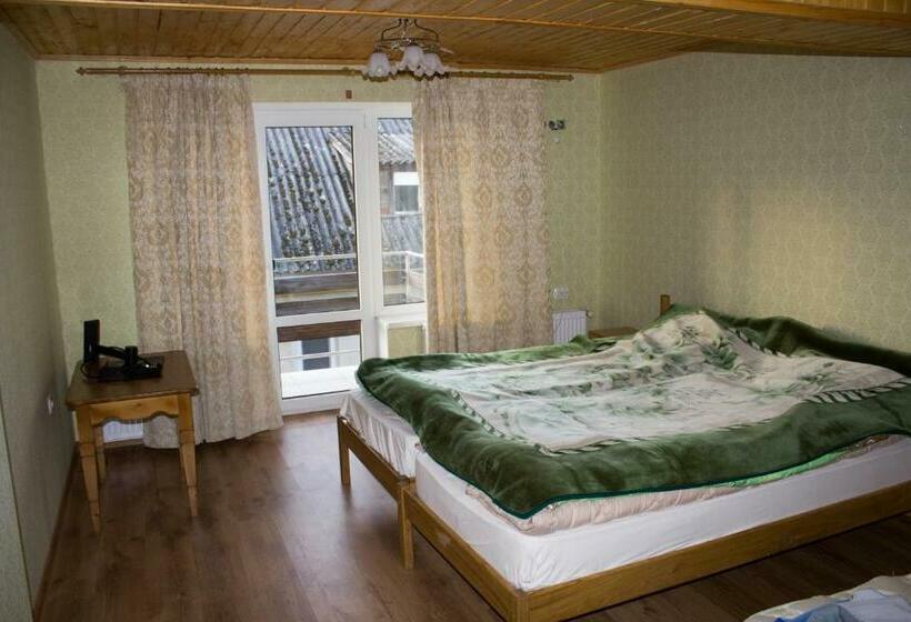Chambre Triple Basique, імобільяре