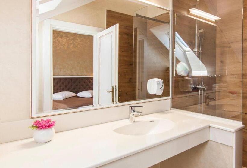 חדר קומפורט לשלושה, Camelot Resort