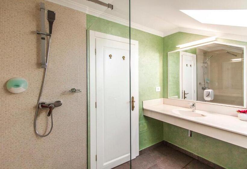 חדר קומפורט לשלושה, Camelot Resort