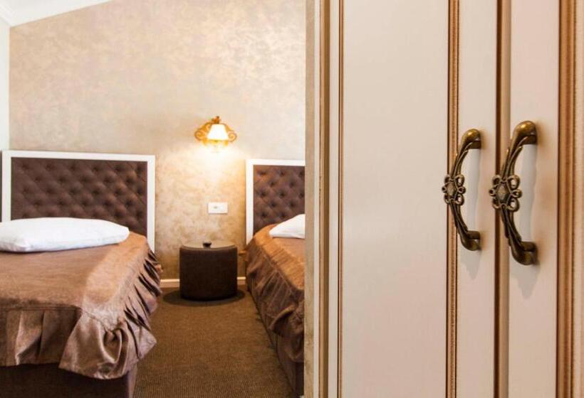 חדר קומפורט לשלושה, Camelot Resort