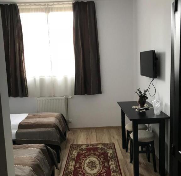 חדר דלוקס, Farkas Panzió