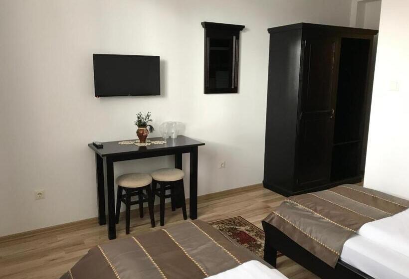 חדר דלוקס, Farkas Panzió