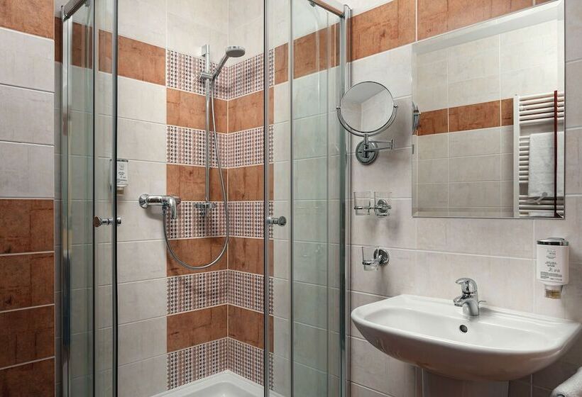 חדר סטנדרט לשלושה, Golf & Spa Kunětická Hora