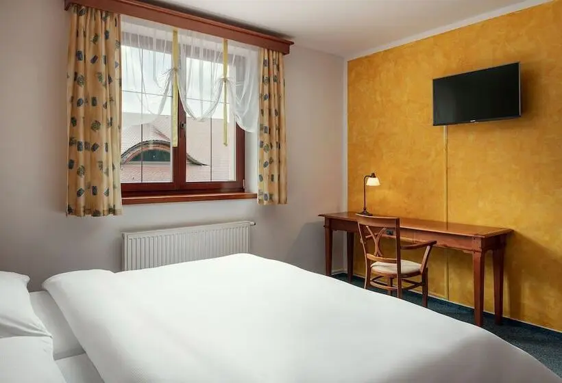 Chambre Triple Standard, Golf & Spa Kunětická Hora