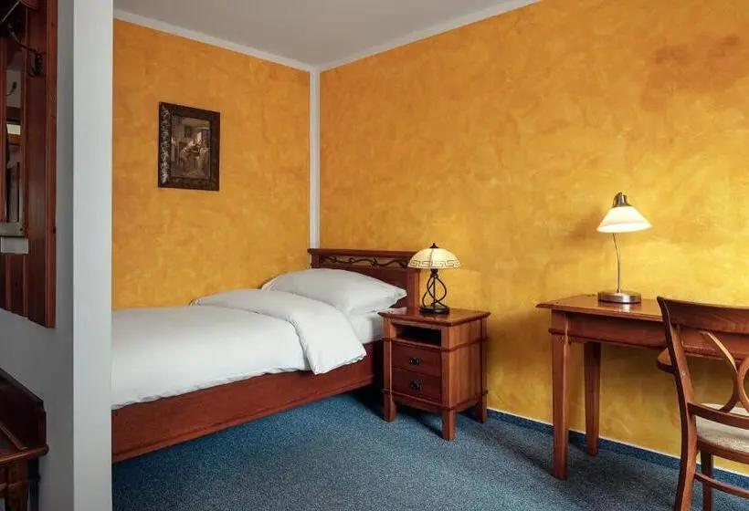 Chambre Triple Standard, Golf & Spa Kunětická Hora