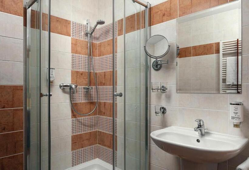 חדר סטנדרט לארבעה, Golf & Spa Kunětická Hora