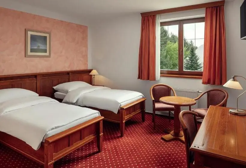 Chambre Standard Adaptée aux Personnes à Mobilité Réduite, Golf & Spa Kunětická Hora