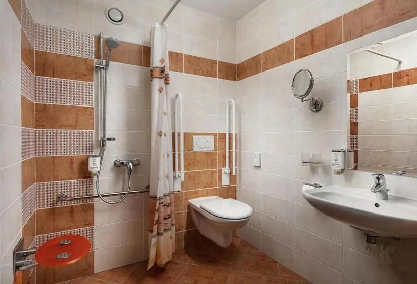 Chambre Standard Adaptée aux Personnes à Mobilité Réduite, Golf & Spa Kunětická Hora
