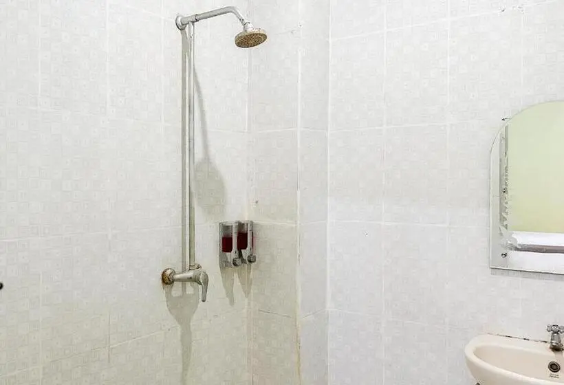 スーペリアールーム, Global Inn Syariah Mitra Reddoorz Near Juanda T1 Airport