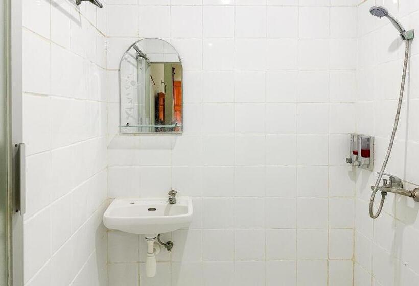 חדר סופריור, Global Inn Syariah Mitra Reddoorz Near Juanda T1 Airport