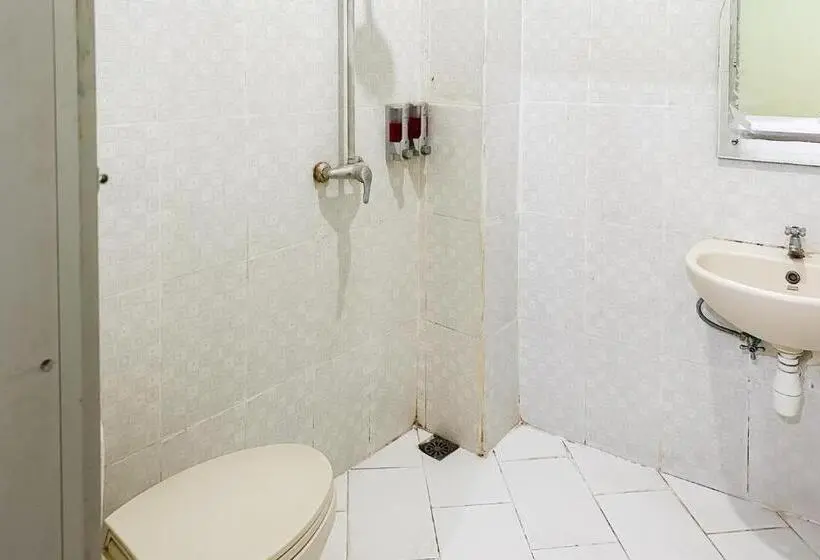 スーペリアールーム, Global Inn Syariah Mitra Reddoorz Near Juanda T1 Airport
