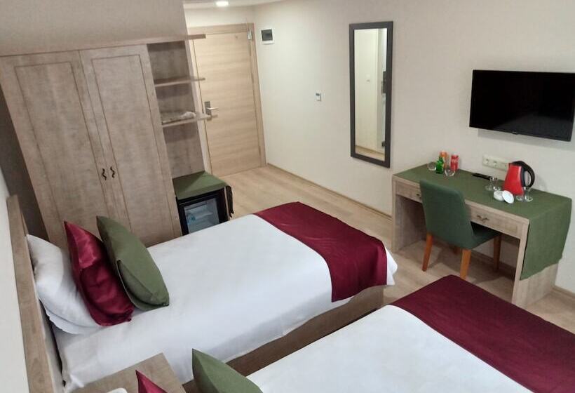 غرفة قياسية ثلاثية, Kurt Otel