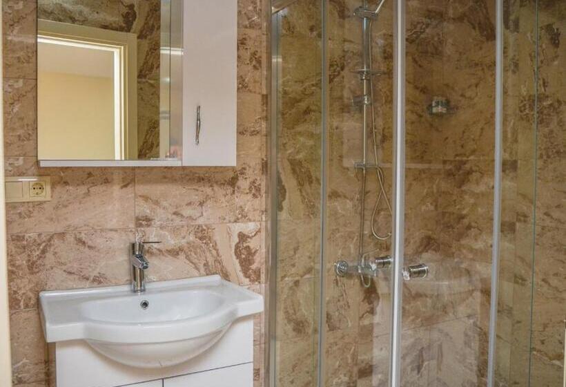 غرفة عائلية مطلّة علي الجبل, Kurt Otel