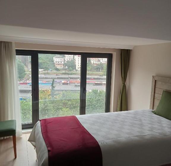 غرفة عائلية مطلّة علي الجبل, Kurt Otel