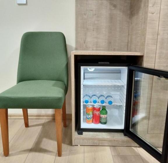 غرفة قياسية ثلاثية, Kurt Otel