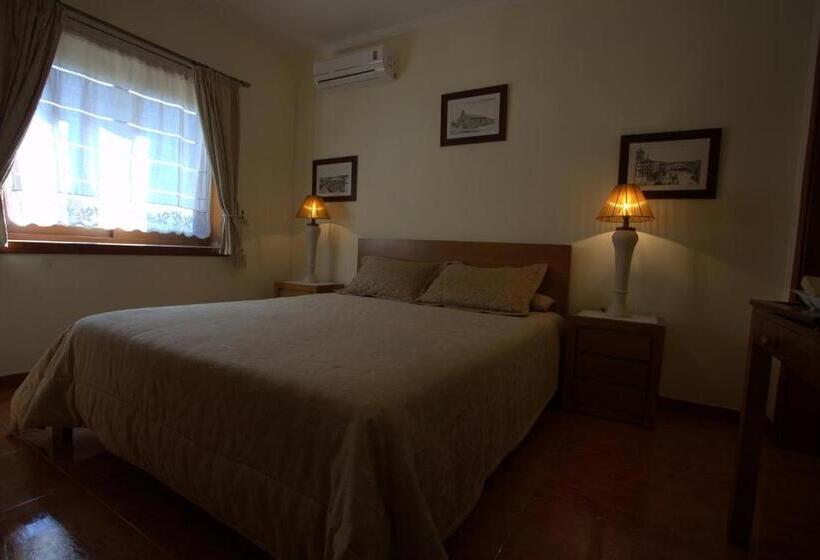 غرفة قياسية ثلاثية, Casa Das Aguas Ferreas