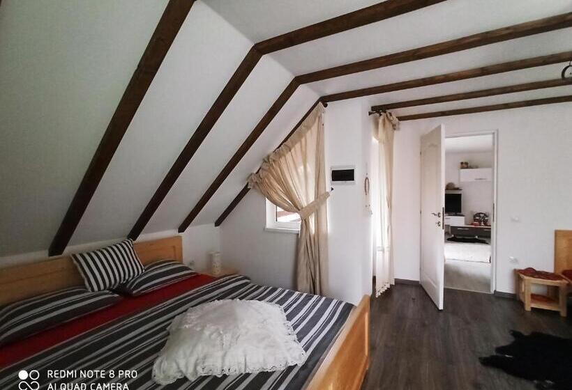 バスルーム共有のトリプルスタンダード, Casa Lucia