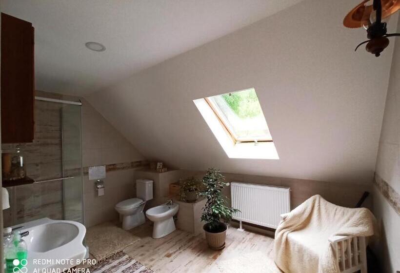 バスルーム共有のトリプルスタンダード, Casa Lucia