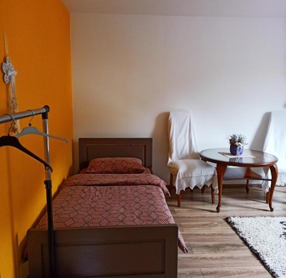 バスルーム共有のトリプルスタンダード, Casa Lucia