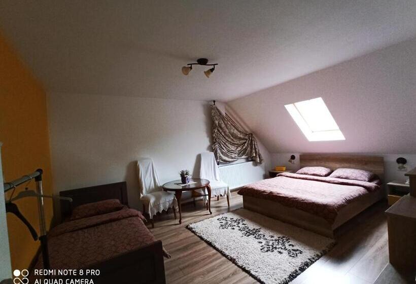 バスルーム共有のトリプルスタンダード, Casa Lucia