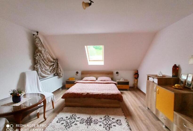 バスルーム共有のトリプルスタンダード, Casa Lucia